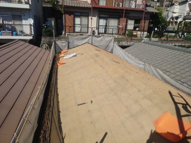 稲美町の土を清掃した後の防水紙